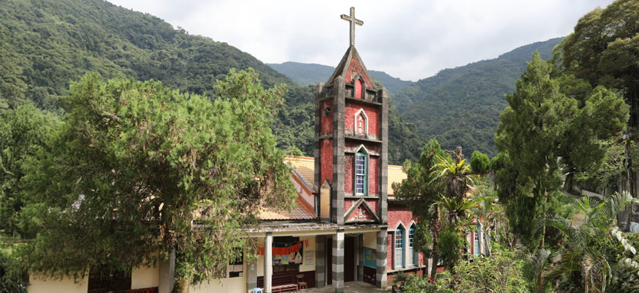 Taiwan. Contea di Hsinchu. chiesa di Wufeng, Cristo Salvatore, gestita dai padre gesuiti. Anche questa è stata zona d’intervento di suor Frongia.